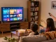Família assistindo bestbraziliptv em uma sala de estar aconchegante.